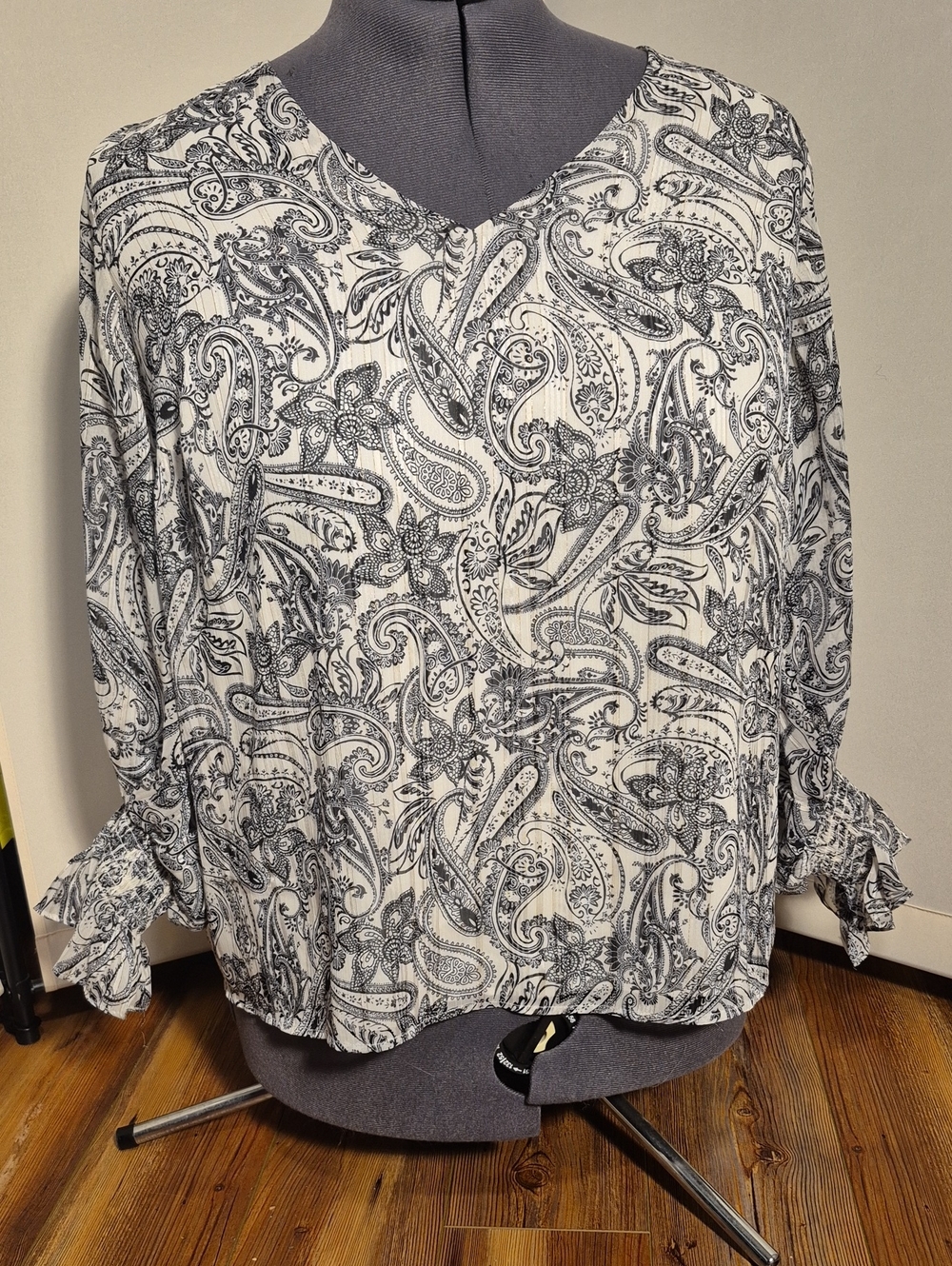 Vince Camuto Paisley V-Neck Women's Blouse - White & Black - Sz. 2X